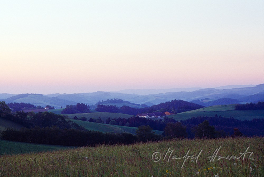 Bauernhof in hügeliger Landschaft