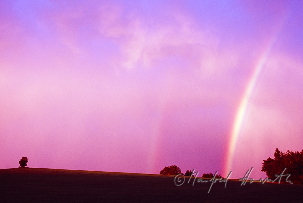 Regenbogen in Abenddämmerung
