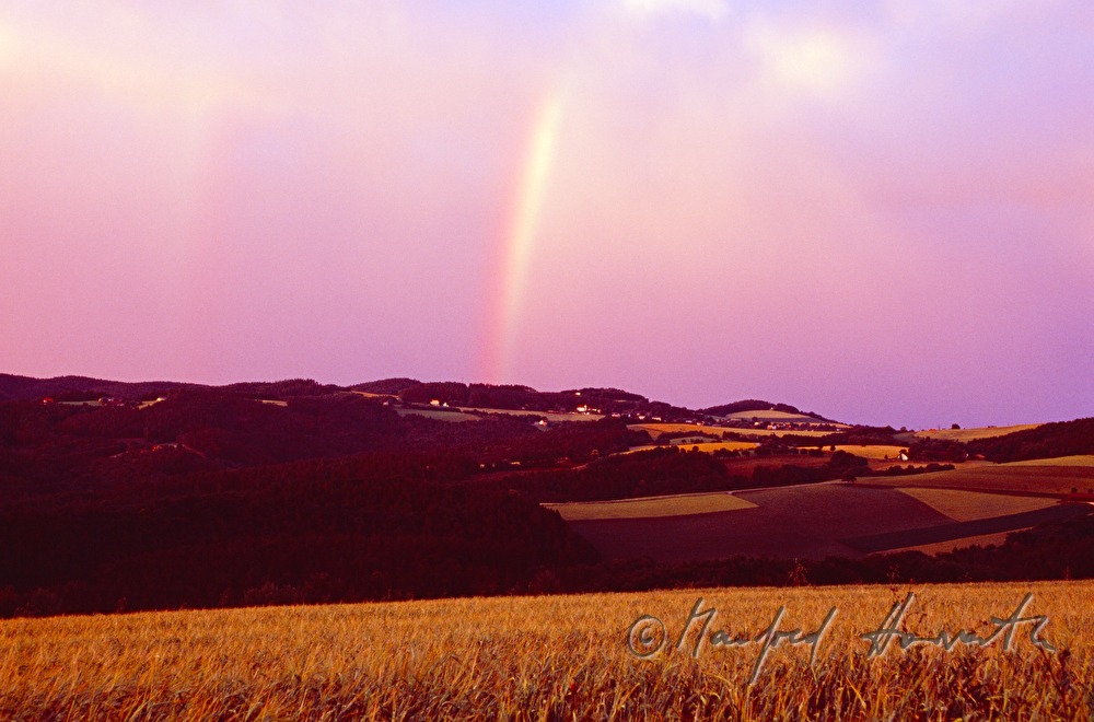 Regenbogen in Abenddämmerung