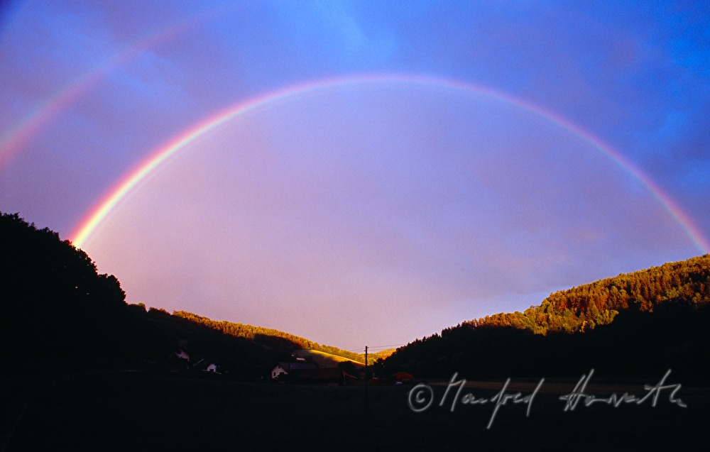 Regenbogen in Abenddämmerung