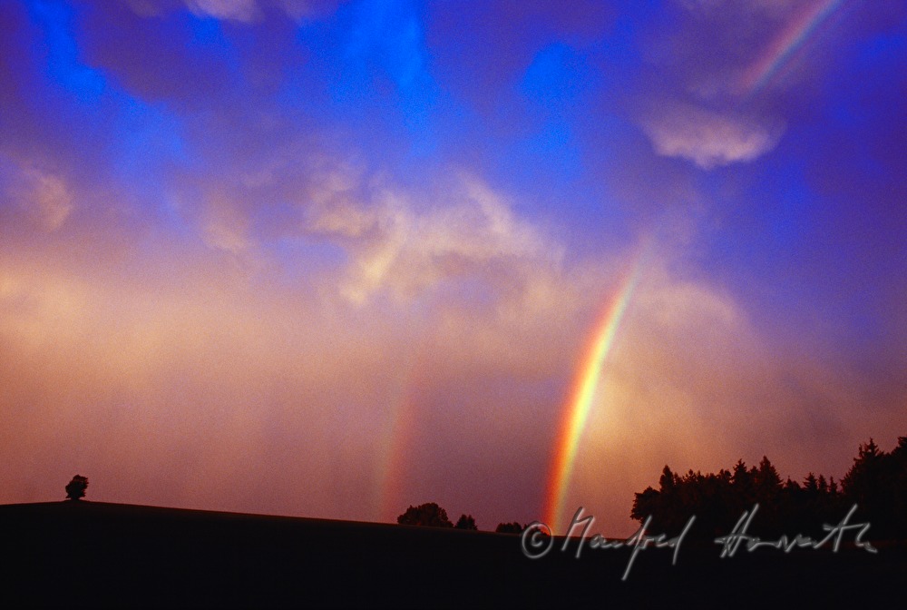 Regenbogen in Abenddämmerung