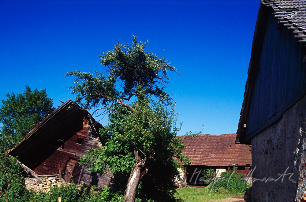 Bauernhof mit umgekippter Scheune