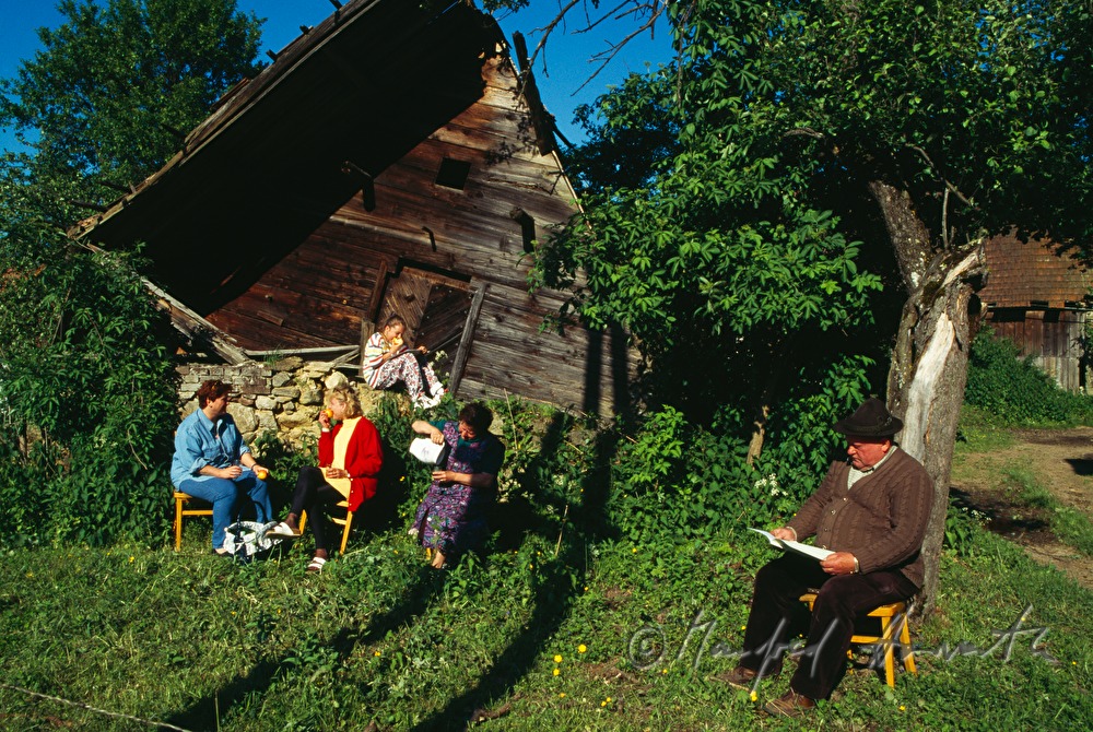 Bauernhof mit umgekippter Scheune