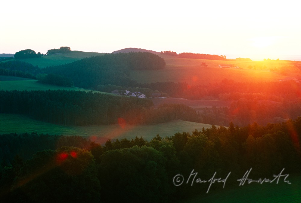 Bauernhof in hügeliger Landschaft