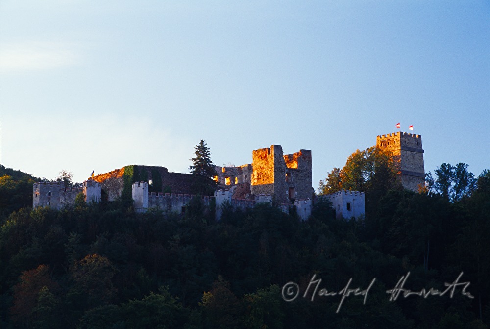 Burgruine und rollende Felder