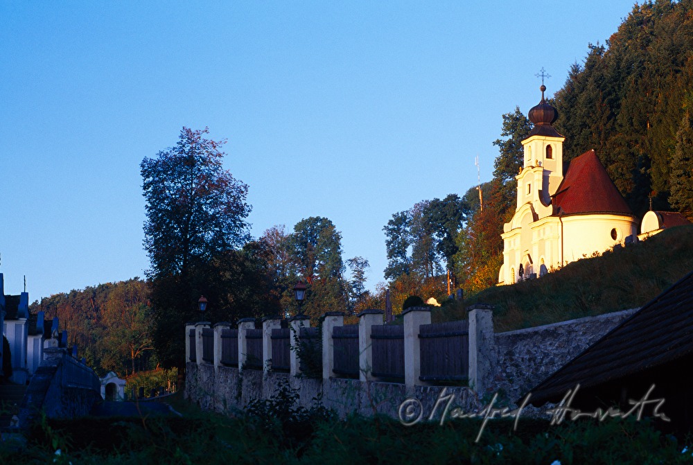 barocker Kreuzweg und Kirche