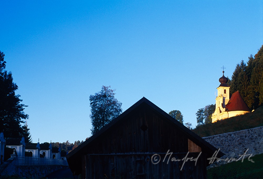 barocker Kreuzweg und Kirche