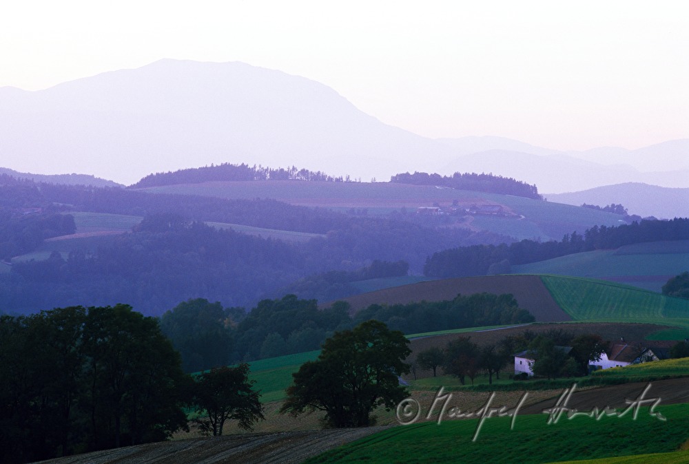 Bauernhof in hügeliger Landschaft