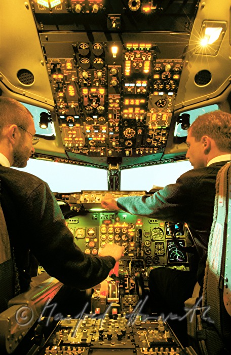 Pilot und Copilot prüfen die Instrumente