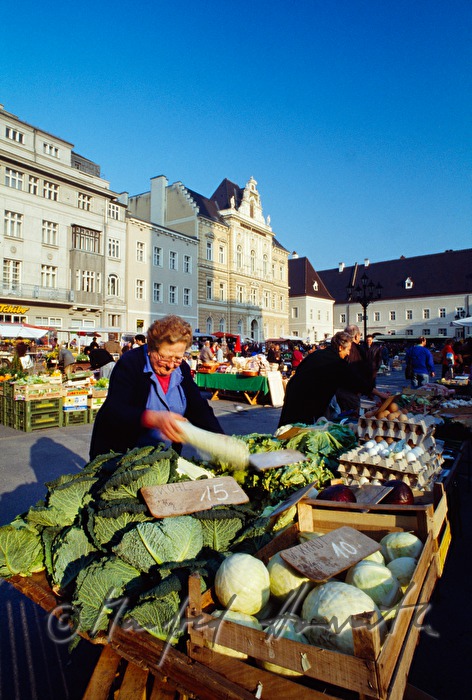 Gemüseverkäuferin am Wochenmarkt