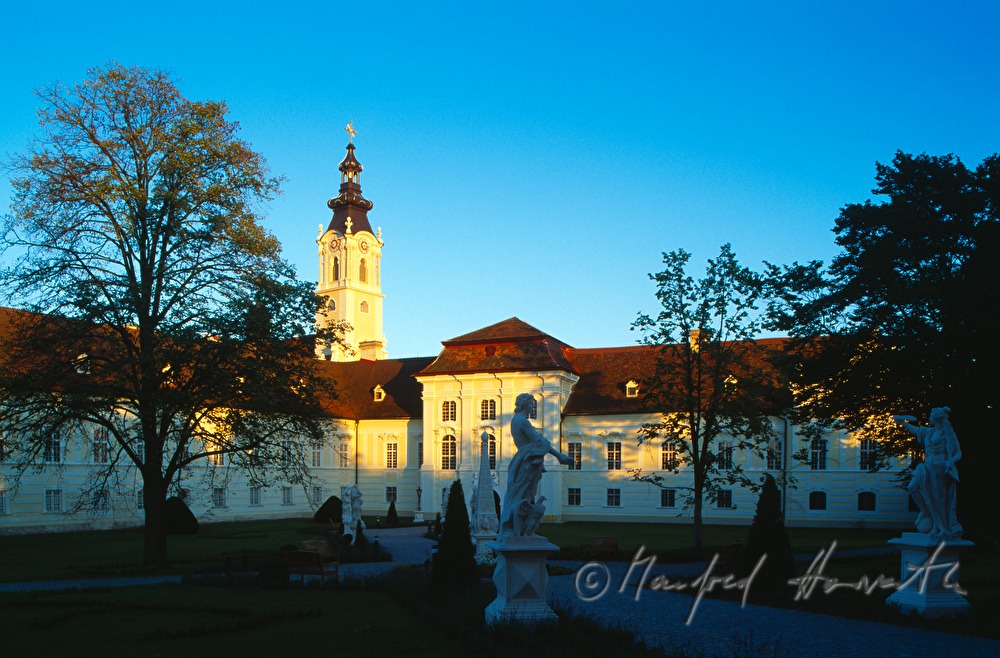 Eingang zum Benediktiner Stift Altenberg