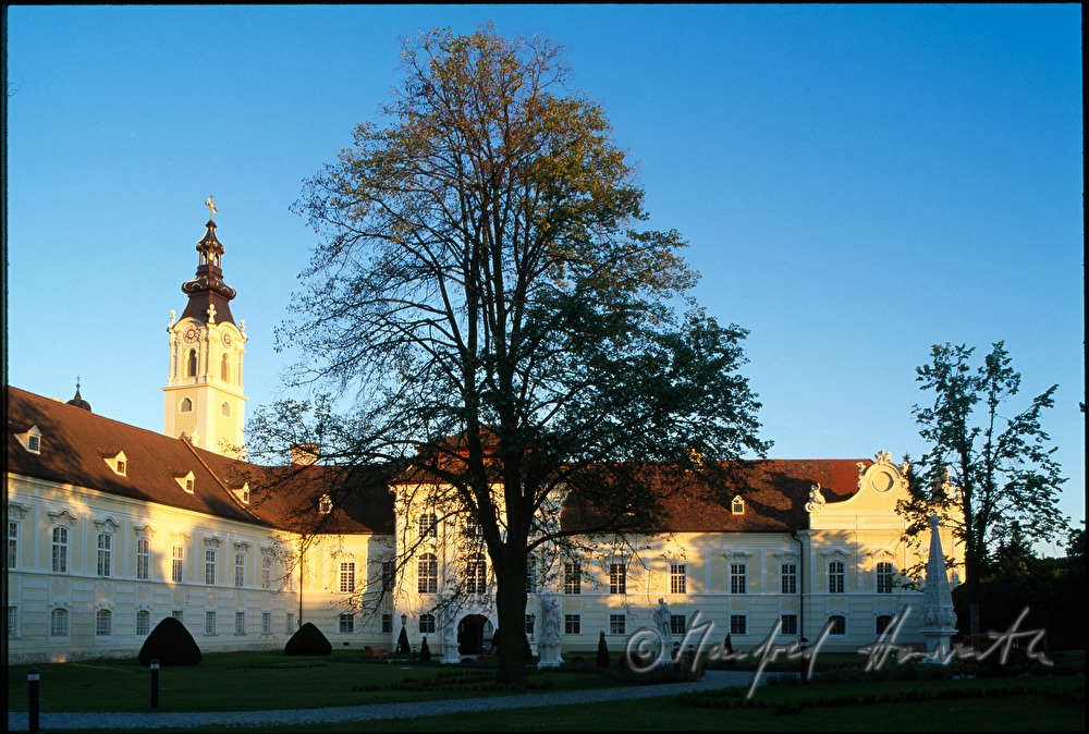 Eingang zum Benediktiner Stift Altenberg