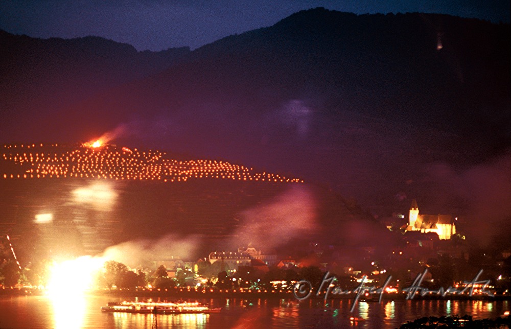 Sonnwendfeier mit Feuerwerk und Fackeln