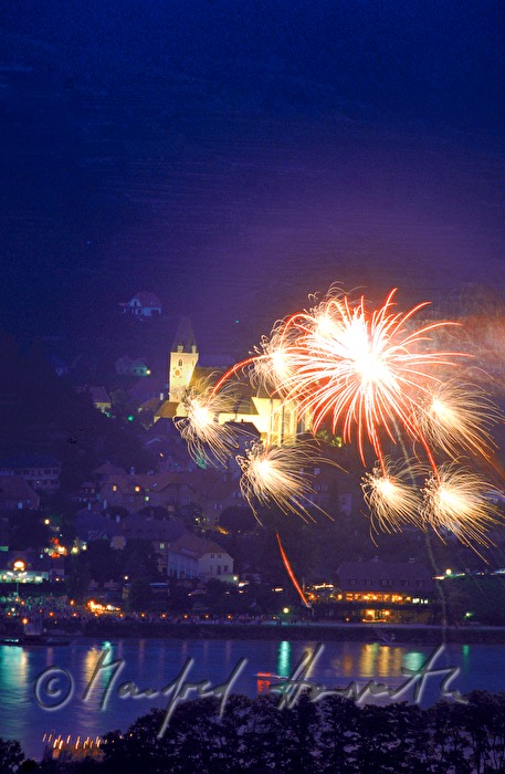 Sonnwendfeier mit Feuerwerk