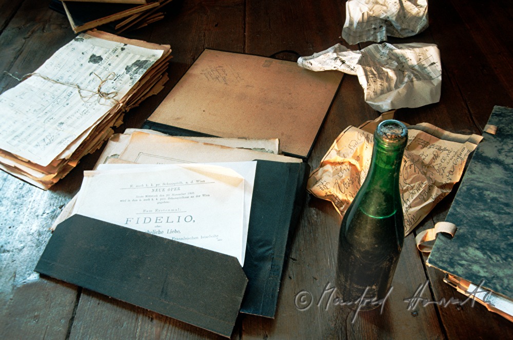 Ausstellungs-Detail: Scheibtisch mit Noten