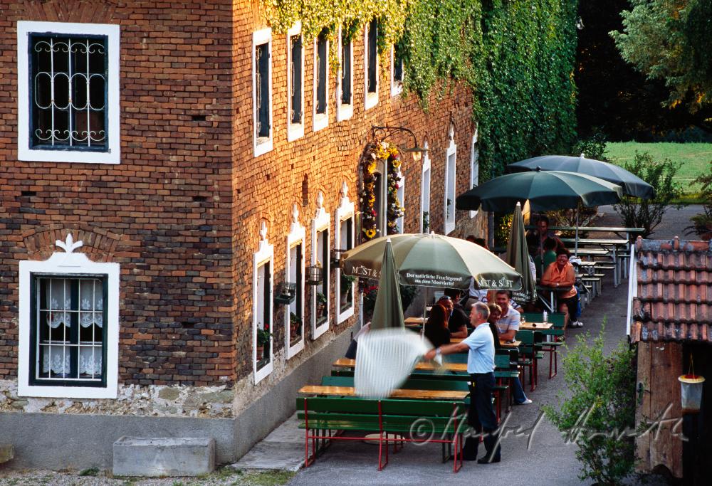Tischdecken im Gastgarten vor dem Mostheurigen