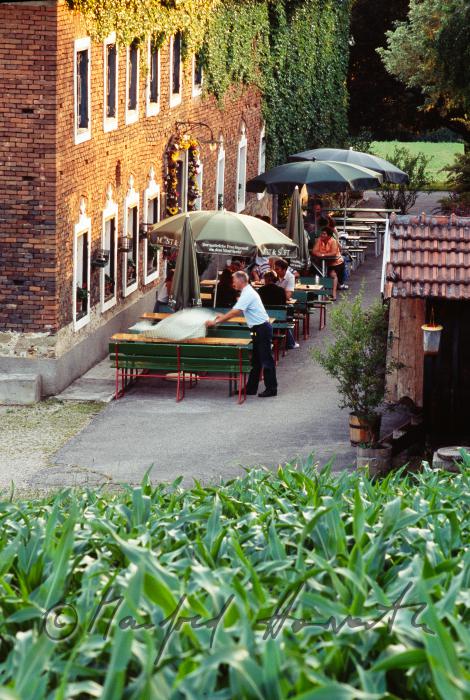 Tischdecken im Gastgarten vor dem Mostheurigen