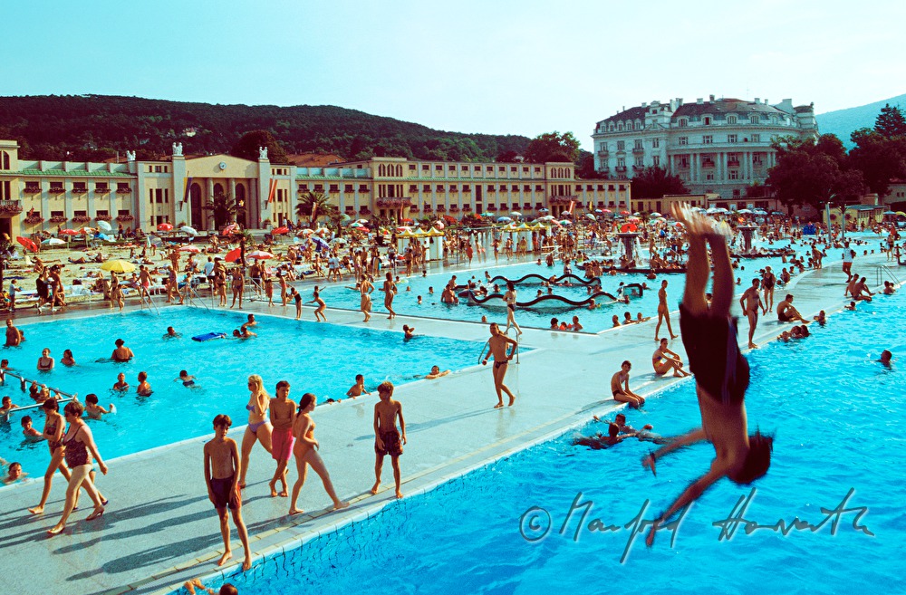 Trampolinspringer beim Sport-Schwimmbecken