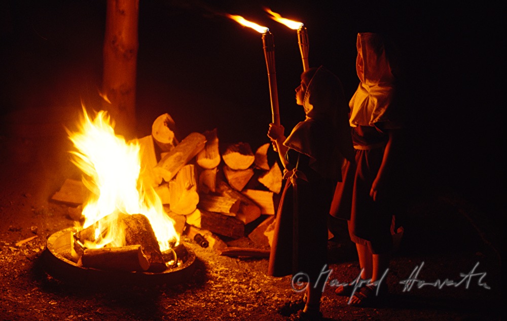 Buben beim Lagerfeuer