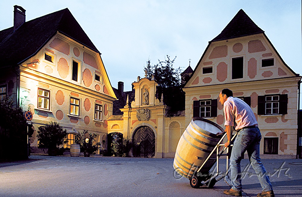 Weinbauer Karl Holzapfel mit Bariquefass