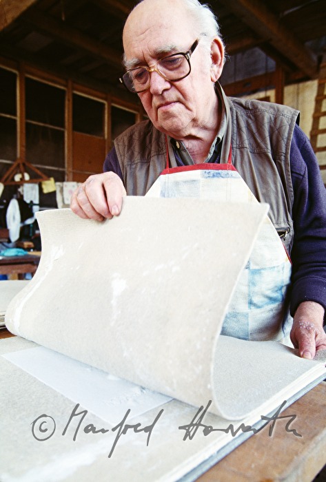 Herstellung von handgeschöftem Büttenpapier