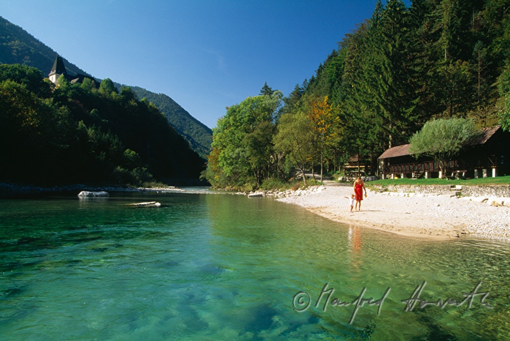 Flussbett und Badehaus des Ybbsstrandbades