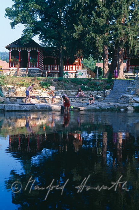 Badegäste und Badehaus im Kamp-Strandbad
