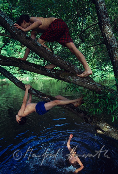 Buben spielen am Ufer der Thaya