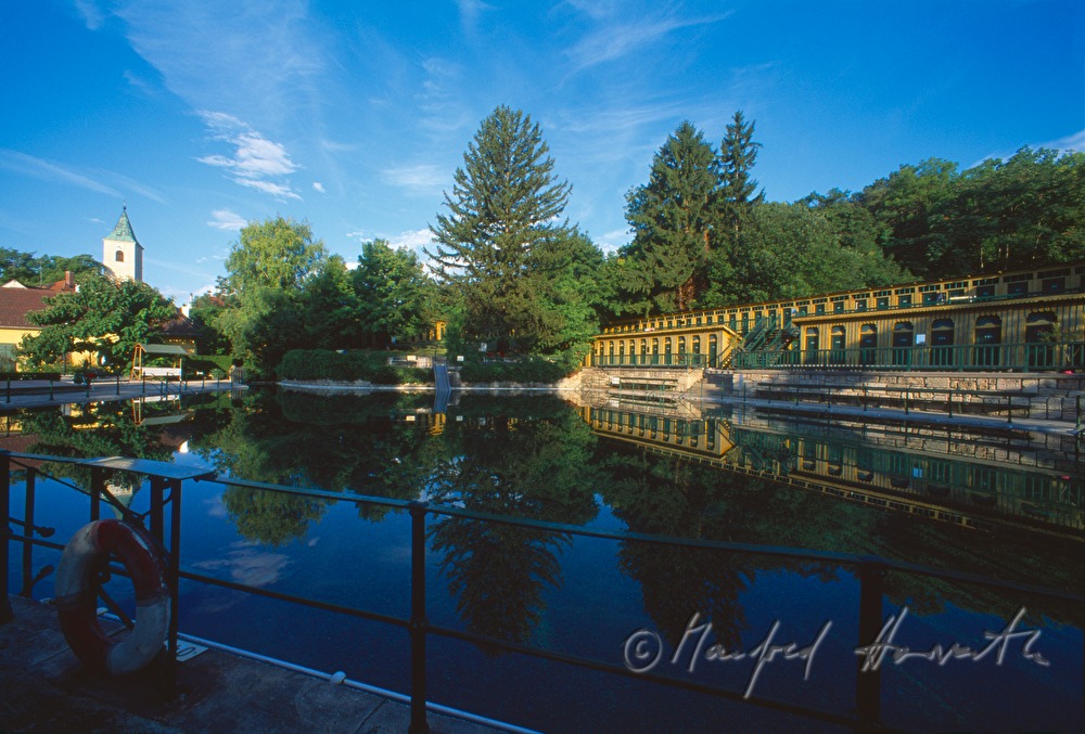 Thermalbad mit Badehaus und Schwimmbecken