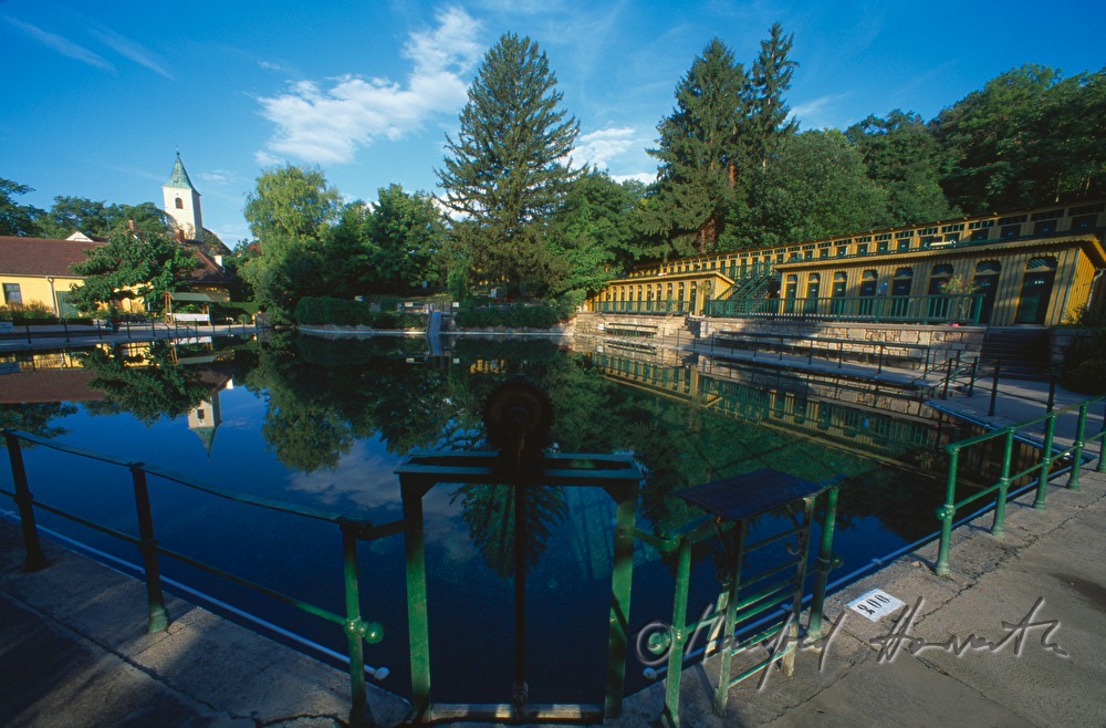 Thermalbad mit Badehaus und Schwimmbecken