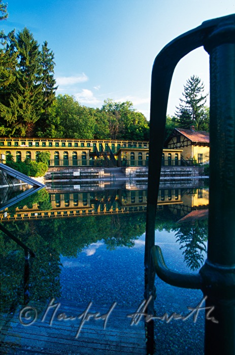 Thermalbad mit Badehaus und Schwimmbecken