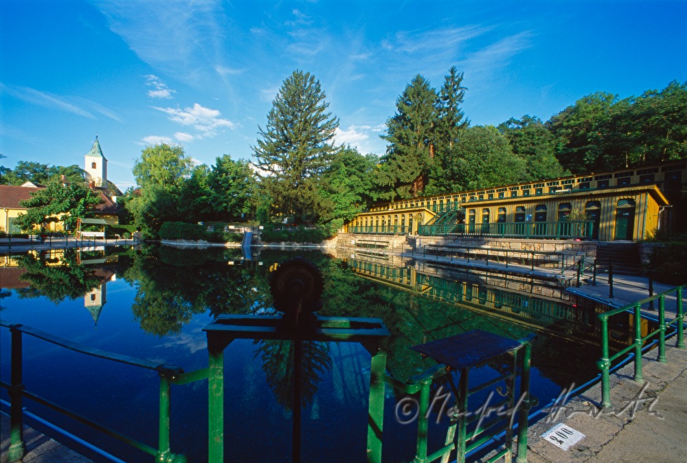 Thermalbad mit Badehaus und Schwimmbecken