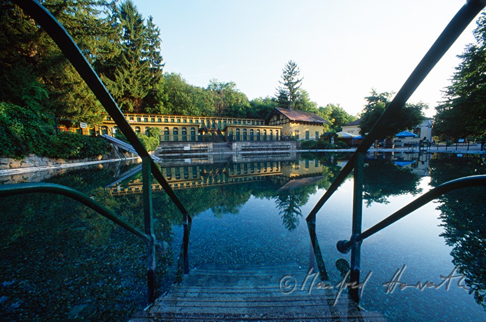 Thermalbad mit Badehaus und Schwimmbecken