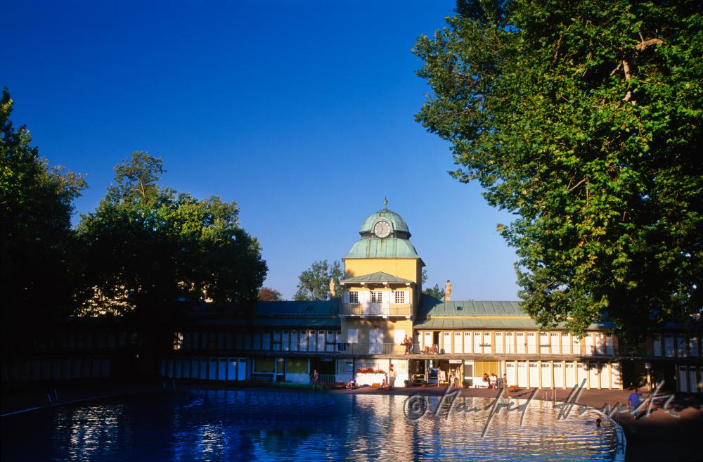 Thermalschwimmbecken und Badehaus im Thermalbad