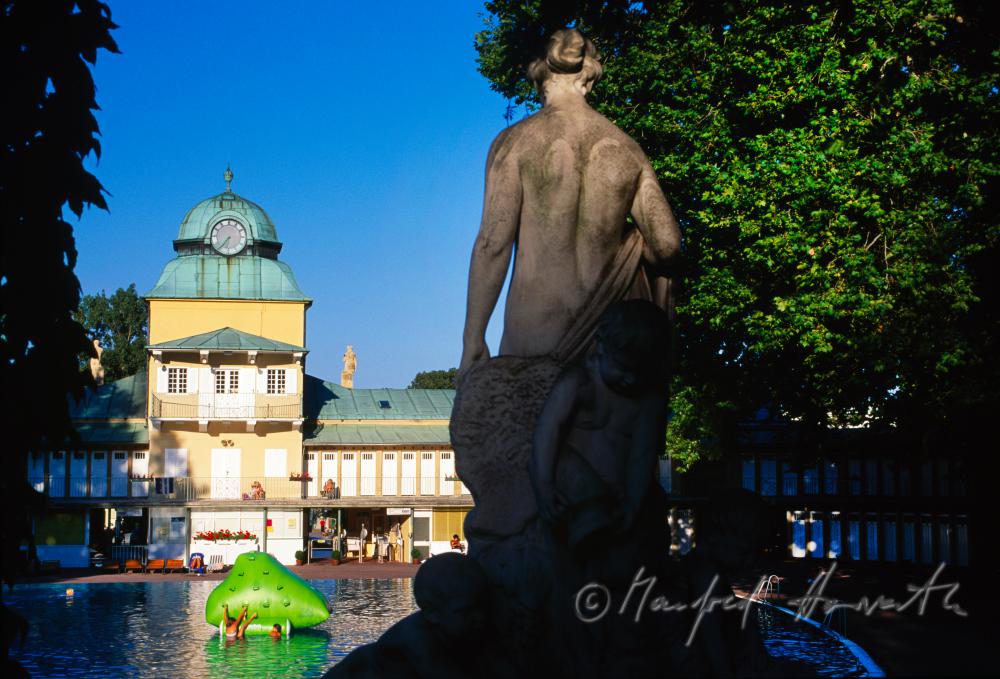 Thermalschwimmbecken und Badehaus im Thermalbad