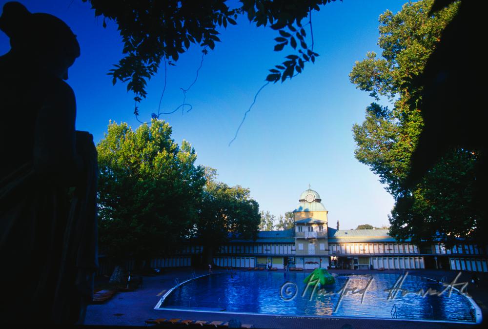 Thermalschwimmbecken und Badehaus im Thermalbad