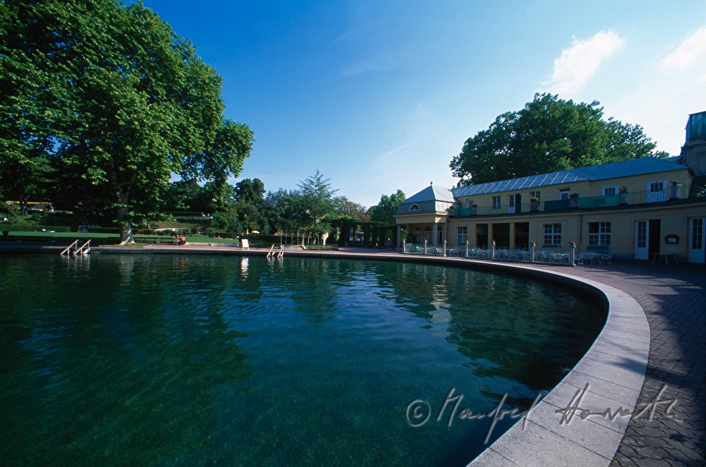 Thermalschwimmbecken und Badehaus im Thermalbad
