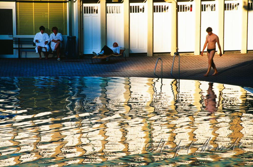 Thermalschwimmbecken und Badehaus im Thermalbad