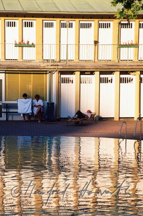 Thermalschwimmbecken und Badehaus im Thermalbad