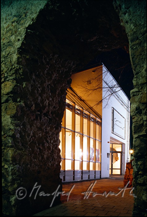 Blick durch die Stadtmauer auf das Stadtmuseum