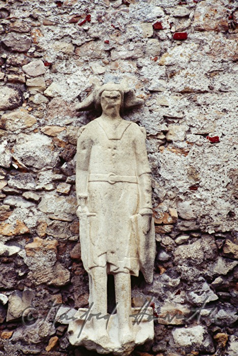Statuette in der Stadtmauer