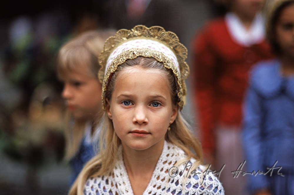 Mädchen mit Goldhaube nach dem Festgottesdienst (Erntedankfest)
