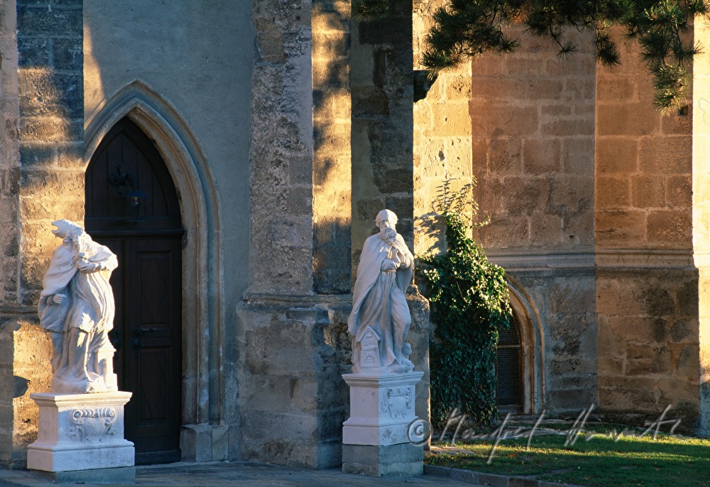Heiligenfiguren und Burg Perchtoldsdorf