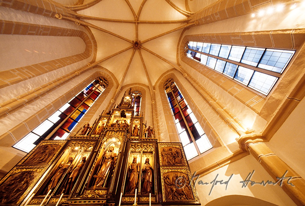 Spitalskirche, Altar und Kreuzrippengewölbe