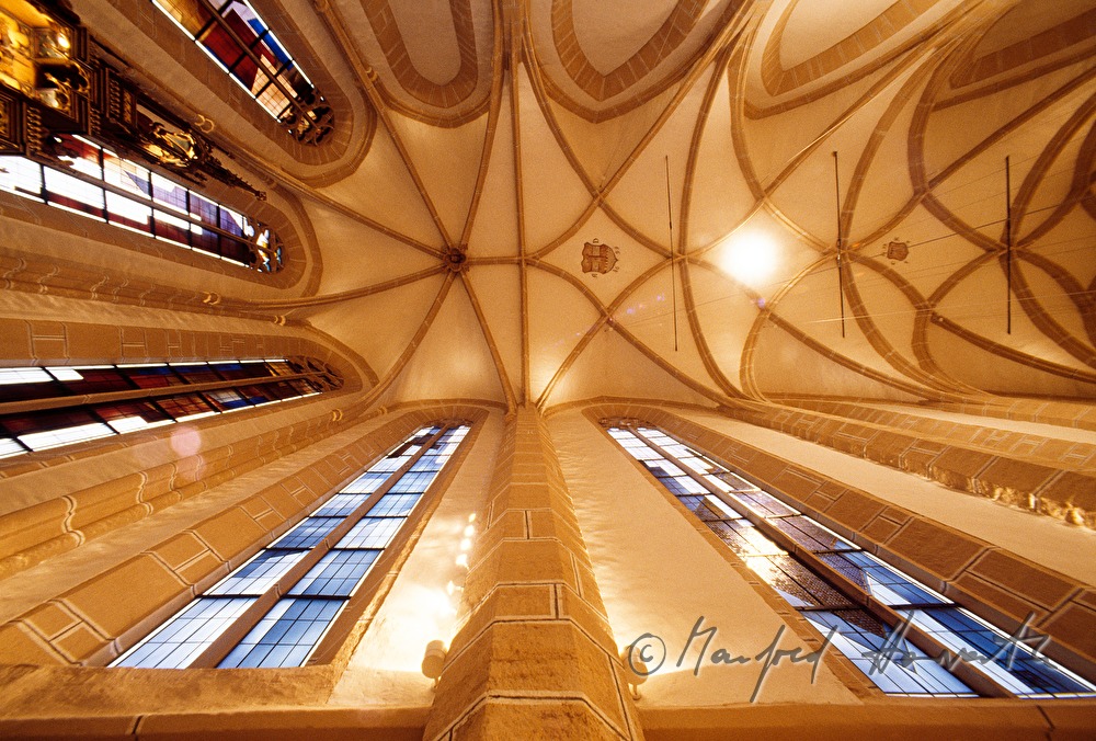 Spitalskirche, Glasfenster und Kreuzrippengewölbe