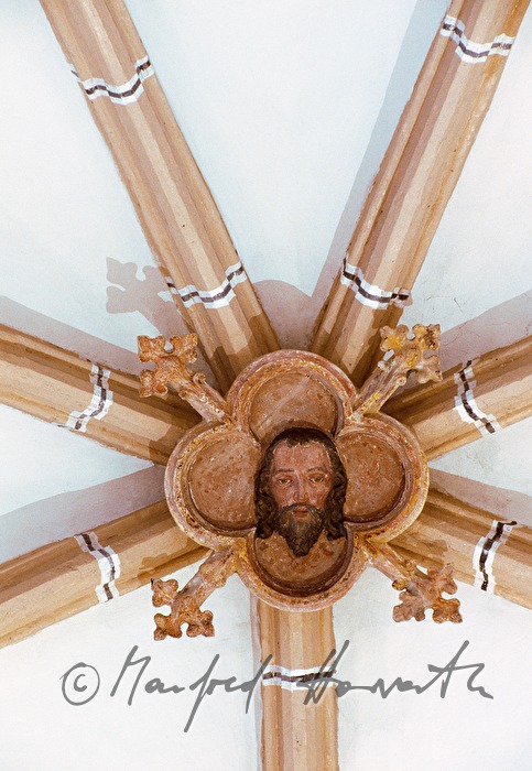 Spitalskirche, Kreuzrippengewölbe an der Decke