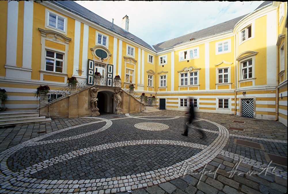 Innenhof des Knappenhof (Franz-Schmidt-Musikschule)