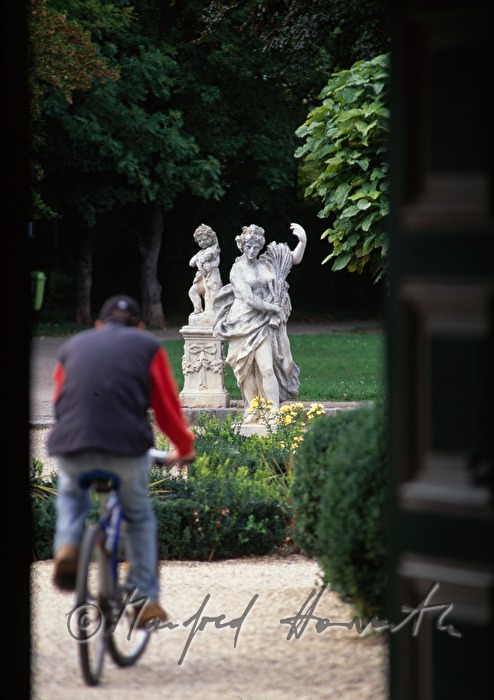 Barockfiguren und Fahrradfahrer im Zellpark