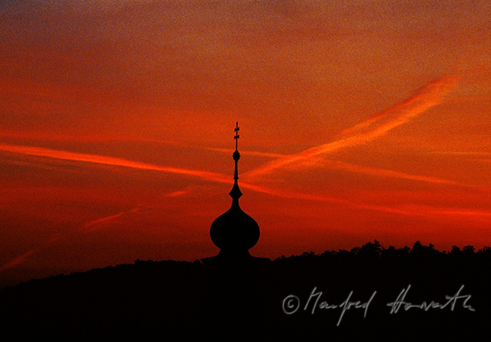 Turm der Spitalskirche und Silhouette des Leithagebirge