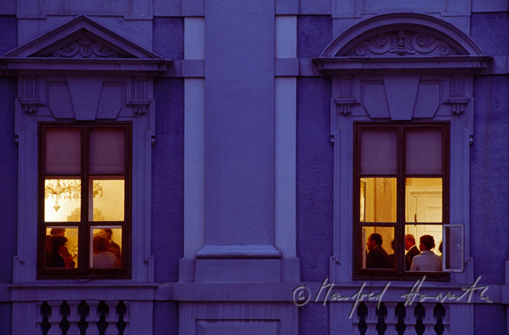 Blick in ein Fenster im Innenhof während einer Konzertpause
